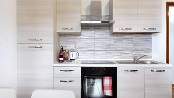 KĂŒhlschrank, Ofen, Herdplatte, Wasserkocher mit Kaffee-/Teezubehör