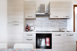 Fridge, oven, stovetop, coffee/tea maker - Apartment 'Elena E Joerg 1' with Mountain View, Shared Garden and Wi-Fi (Vezzi Portio)