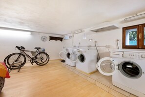 Interior - Apartment 'Elena E Joerg 1' with Mountain View, Shared Garden and Wi-Fi (Vezzi Portio)