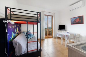 1 bedroom, free WiFi, bed sheets - Apartment 'Elena E Joerg 1' with Mountain View, Shared Garden and Wi-Fi (Vezzi Portio)