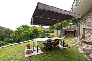 Outdoor dining - Apartment 'Elena E Joerg 1' with Mountain View, Shared Garden and Wi-Fi (Vezzi Portio)