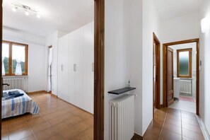 1 bedroom, free WiFi, bed sheets - Apartment 'Elena E Joerg 1' with Mountain View, Shared Garden and Wi-Fi (Vezzi Portio)