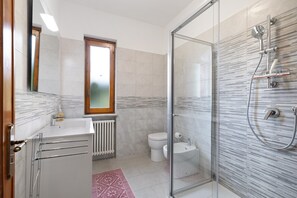 Shower, hair dryer, towels - Apartment 'Elena E Joerg 1' with Mountain View, Shared Garden and Wi-Fi (Vezzi Portio)