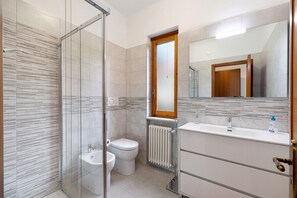 Een douche, een haardroger, handdoeken