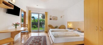 Apartment 'Das Landhaus Apt Pink Lady' with Mountain View, Private Terrace and Wi-Fi