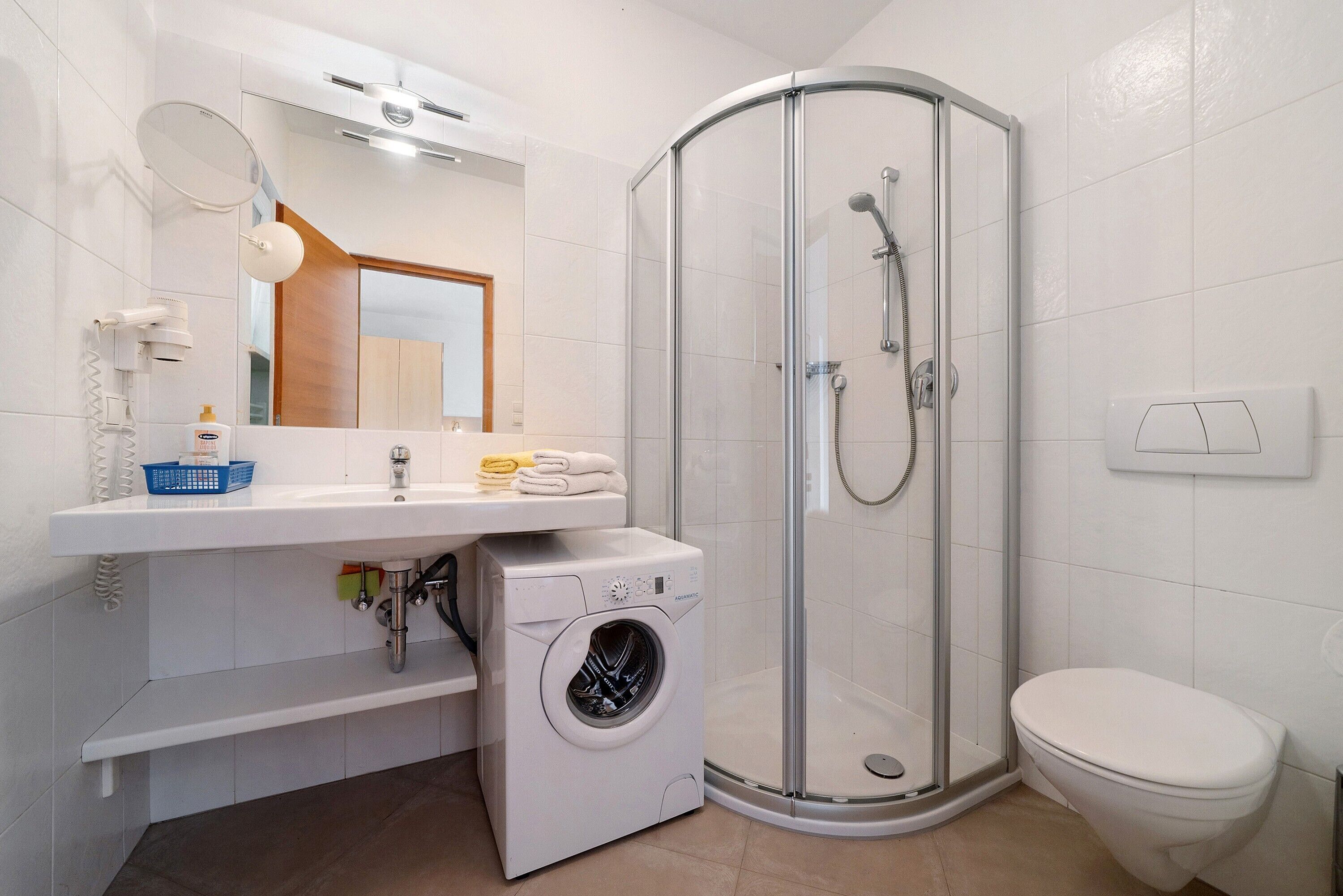 Een douche, een haardroger, handdoeken
