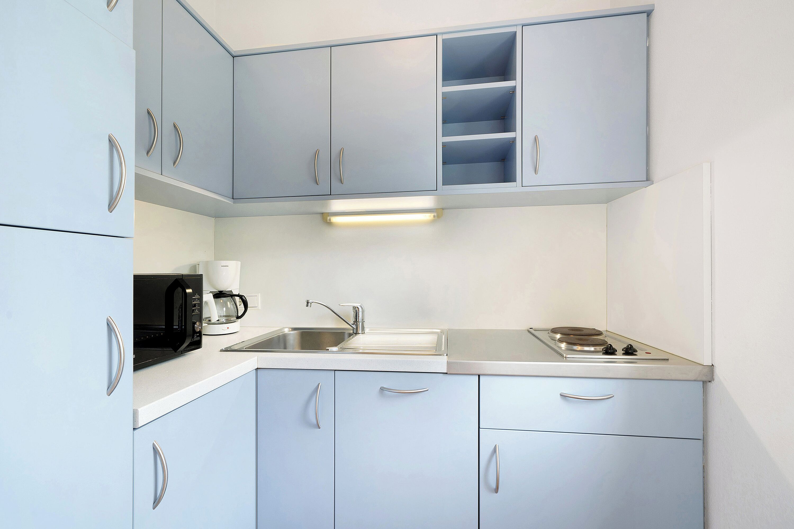 Frigorifero, microonde, piano cottura, lavastoviglie