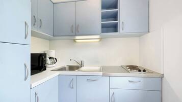 Réfrigérateur, micro-ondes, plaque de cuisson, lave-vaisselle