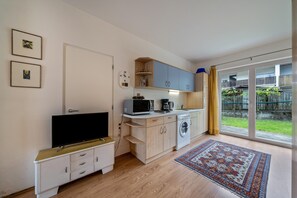 Fridge, microwave, stovetop, dishwasher - Apartment 'Das Landhaus Apt Sauvignon' with Mountain View, Private Terrace and Wi-Fi (Terlano)