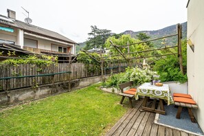Outdoor dining - Apartment 'Das Landhaus Apt Sauvignon' with Mountain View, Private Terrace and Wi-Fi (Terlano)