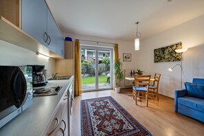 Frigorífico, microondas, placa de cocina y lavavajillas