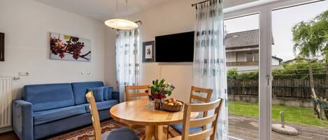 Een tafeltennistafel en een stereo