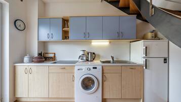 Réfrigérateur, micro-ondes, plaque de cuisson, lave-vaisselle