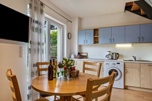 Réfrigérateur, micro-ondes, plaque de cuisson, lave-vaisselle