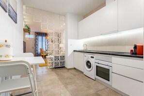 Jääkaappi, mikroaaltouuni, uuni, liesi