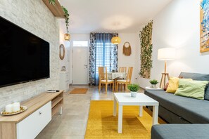 TV - Apartment 'Casa Carmen' with Shared Pool, Wi-Fi and Air Conditioning (Fuengirola)