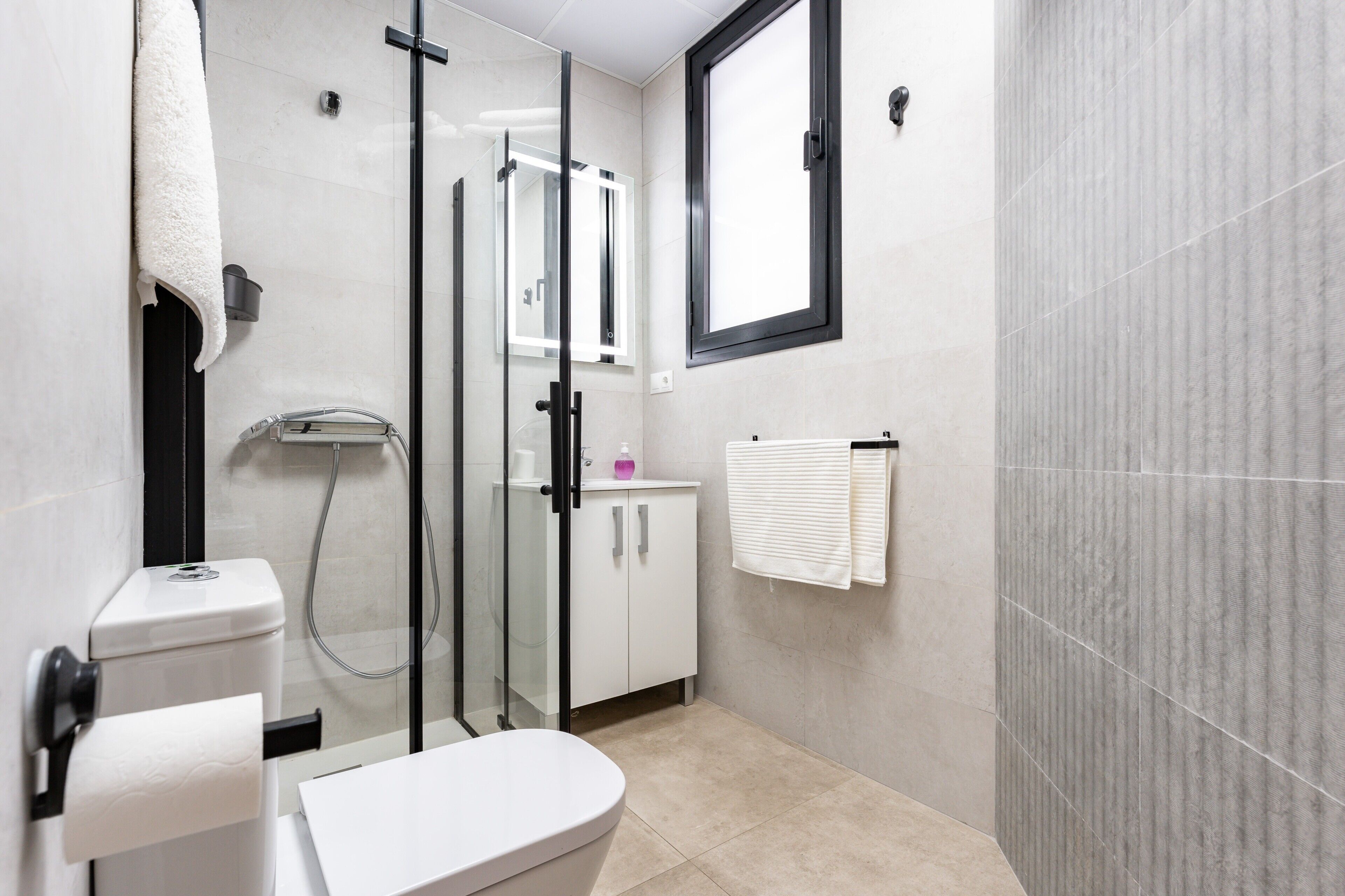 Een douche, een haardroger, handdoeken