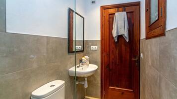 Een douche, een haardroger, handdoeken