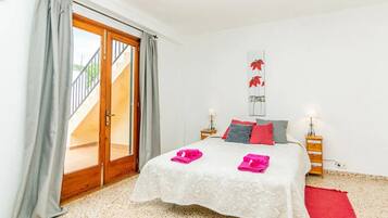 3 bedrooms, iron/ironing board, WiFi (free), bed sheets