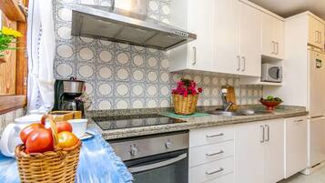 Coffee/tea maker, fridge, microwave, oven