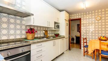 Køleskab, mikrobølgeovn, ovn, kogeplade