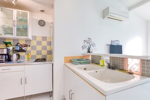 Kylskåp, mikrovågsugn, ugn och spishäll