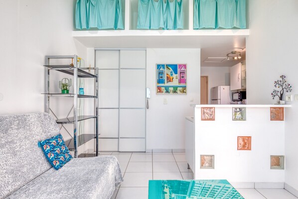 TV - Holiday Home 'Maisonnette 37 m²' with Private Terrace and Wi-Fi (LATTES)