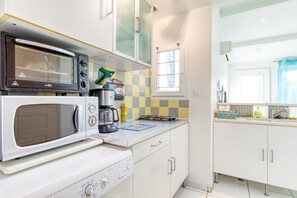 Fridge, microwave, oven, stovetop - Holiday Home 'Maisonnette 37 m²' with Private Terrace and Wi-Fi (LATTES)