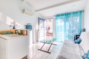 TV - Holiday Home 'Maisonnette 37 m²' with Private Terrace and Wi-Fi (LATTES)