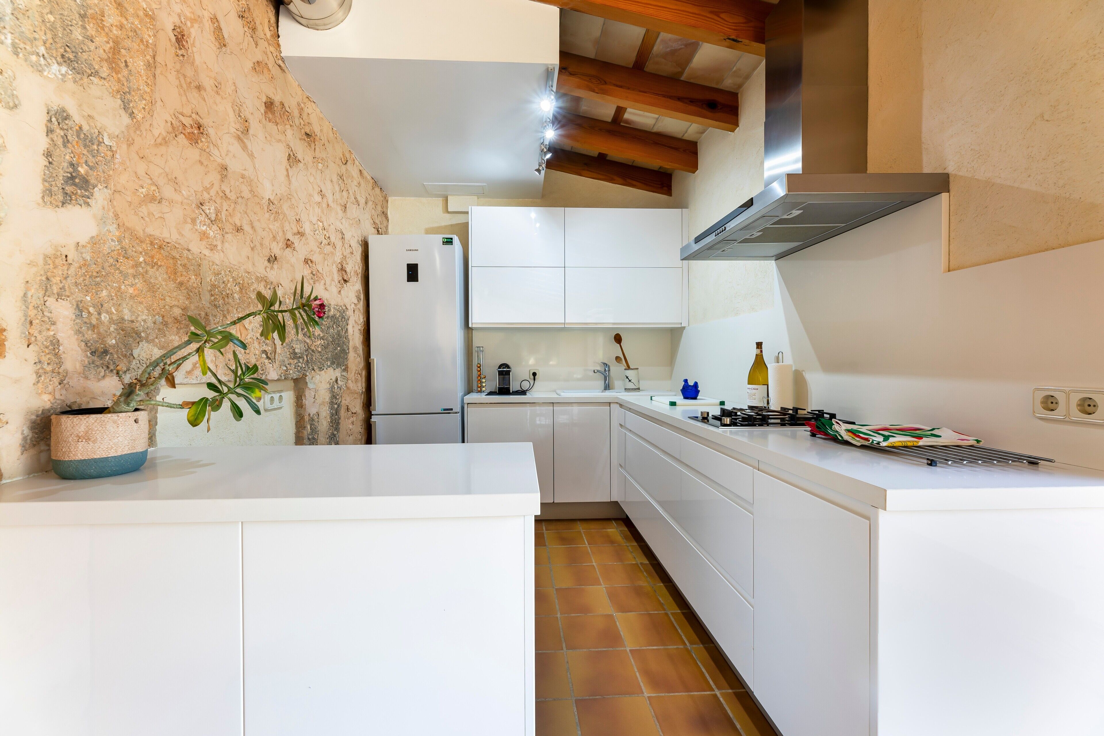 Jääkaappi, mikroaaltouuni, uuni, liesi