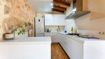 Jääkaappi, mikroaaltouuni, uuni, liesi