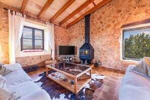 TV, fireplace, DVD player, stereo - Holiday Home 'Finca Som Llum' with Mountain View, Wi-Fi and Air Conditioning (Palma de Mallorca)