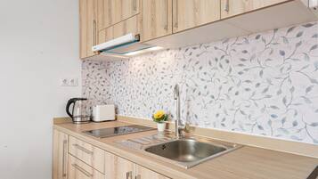 Geladeira, micro-ondas, cooktop, cafeteira/chaleira