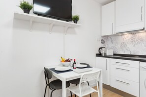 Frigorífic, microones, placa de cuina i cafetera i tetera 