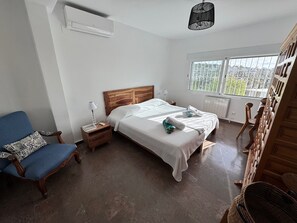 4 bedrooms, iron/ironing board, free WiFi, bed sheets