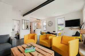 Televisión, chimenea, reproductor de DVD y tenis de mesa 