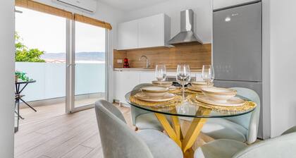 Vacation Apartment 'Flamboyan 1' with Balcony, Wi-Fi and Air Conditioning