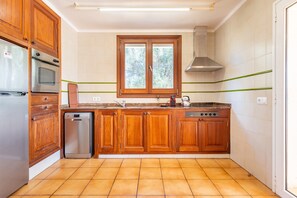 Een koelkast, een magnetron, een oven, een kookplaat