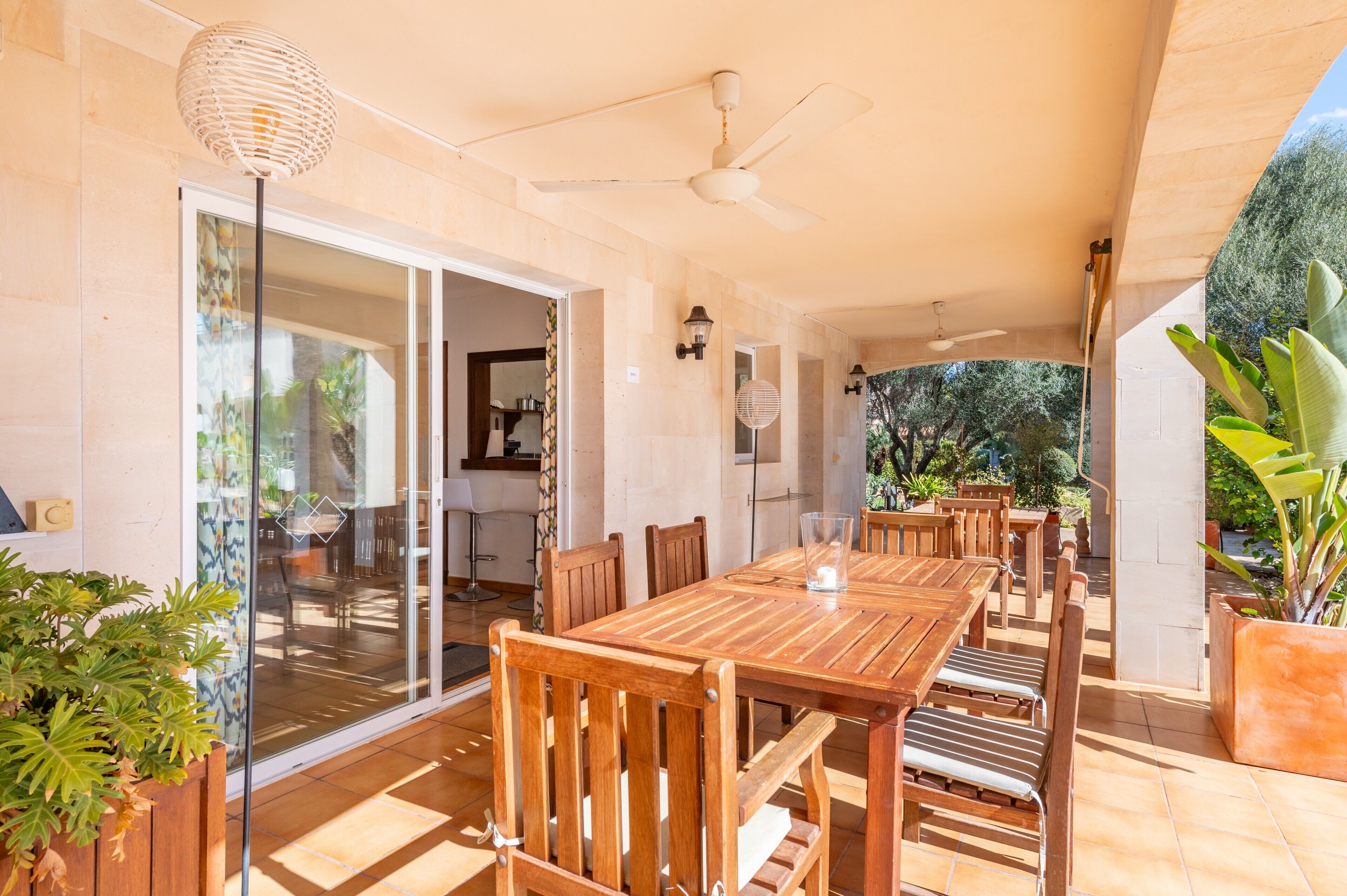 屋外ダイニングエリア