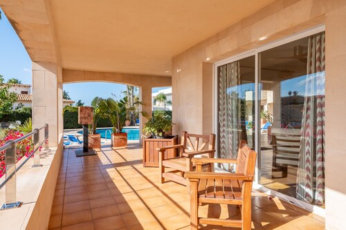 Apartment 'Residencial Planta Baja Vista Mar' with Sea View, Shared Pool and Wi-Fi