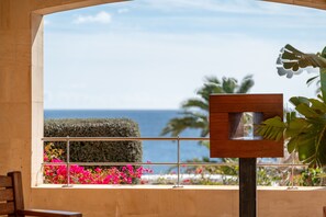 Property grounds - Apartment 'Residencial Planta Baja Vista Mar' with Sea View, Shared Pool and Wi-Fi (Santanyi)