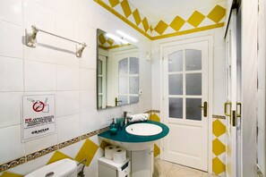 Ducha, secador de pelo, toallas