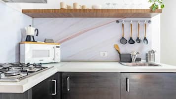 Refrigerador, microondas, parrilla de estufa y cafetera y tetera