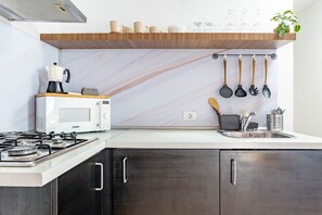 Frigorifero, microonde, piano cottura, macchina per tè/caffè