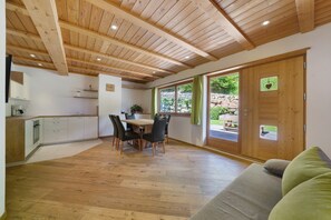 Living area - Apartment "Unterurbanhof Die Zwei" with mountain view, terrace with garden and sauna. (Unsere Liebe Frau im Walde St Felix)