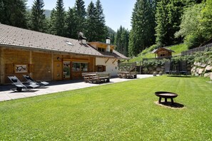 Outdoor dining - Apartment "Unterurbanhof Die Zwei" with mountain view, terrace with garden and sauna. (Unsere Liebe Frau im Walde St Felix)