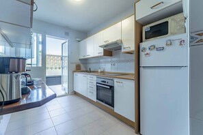Frigorífico, microondas, horno y placa de cocina