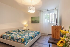 2 bedrooms, iron/ironing board, free WiFi, bed sheets - Apartment 'Havre De Paix 500m De La Mer' with Private Terrace, Wi-Fi and Air Conditioning (Sausset-les-Pins)