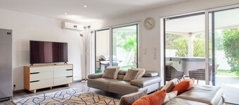 Apartment 'Havre De Paix 500m De La Mer' with Private Terrace, Wi-Fi and Air Conditioning
