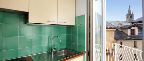 Fridge, oven, stovetop, coffee/tea maker